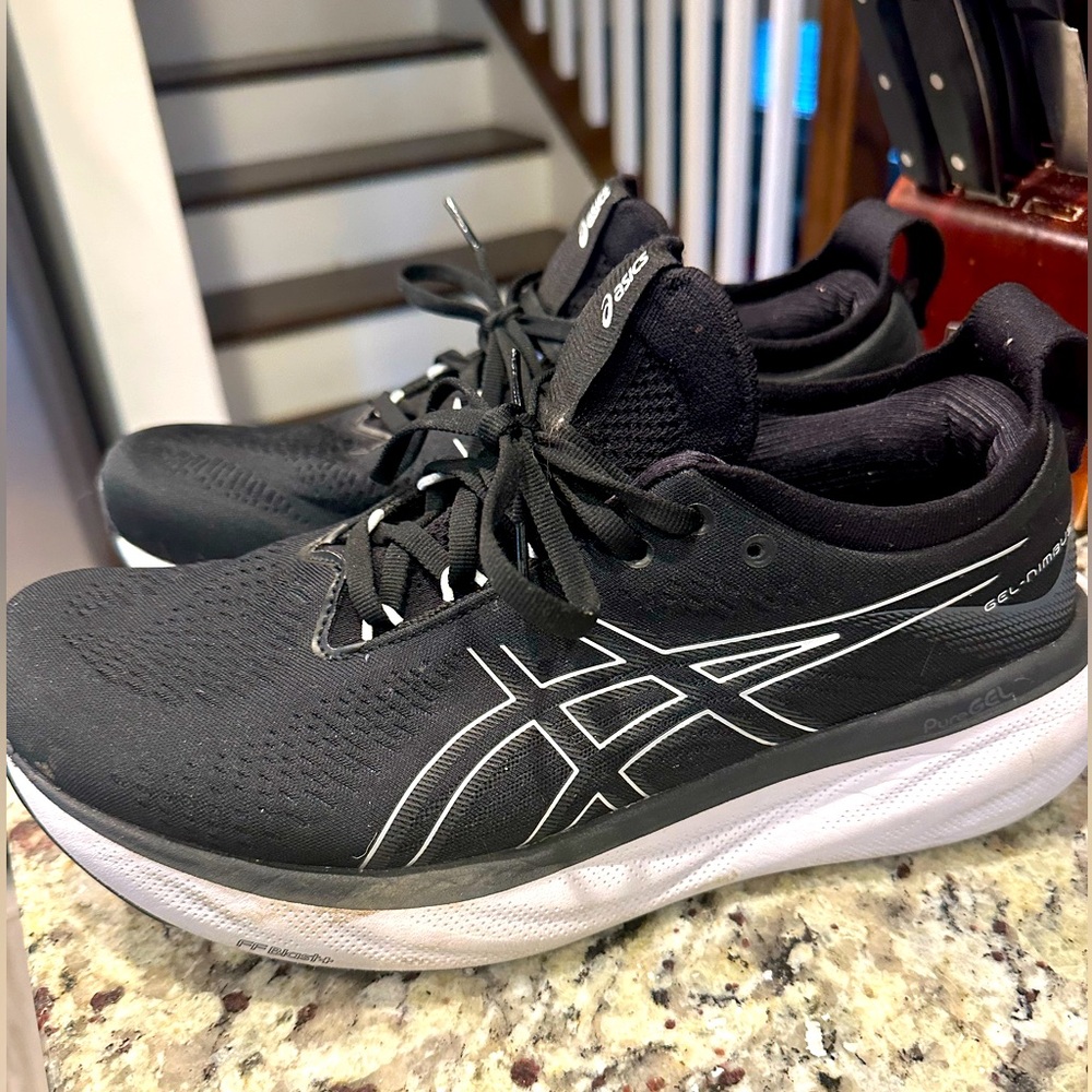EUC ASICS Gel Nibmus 25